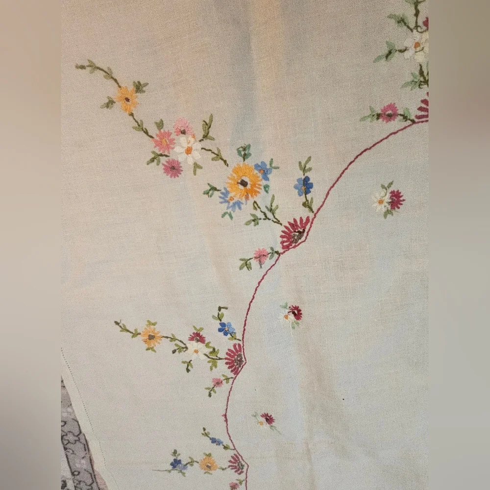 NWT Vintage Irish Linen Hand-Embroidered Floral Tablecloth